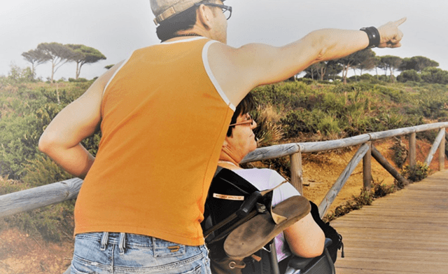 Persona dependiente con su cuidador turismo accesible