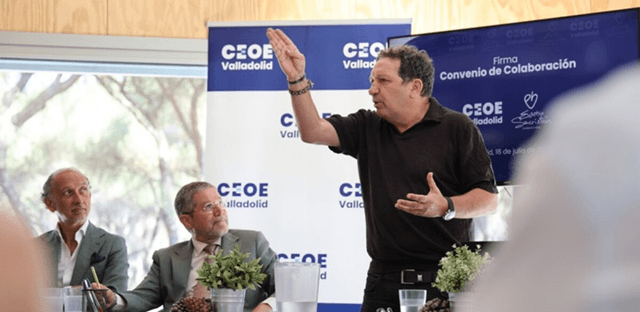Eusebio Sacristán, fundador de la Fundación Eusebio Sacristán (FES) explicando objetivos y fines de la FES en la reunión de la junta directiva ordinaria en el Albergue del Pinar de Antequera, Valladolid