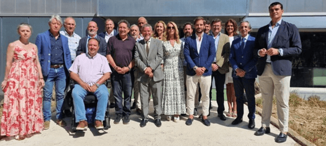 Foto familia Fundación Eusebio Sacristán y empresarios CEOE Valladolid en la sede de la FES, Albergue del Pinar de Antequera, Valladolid