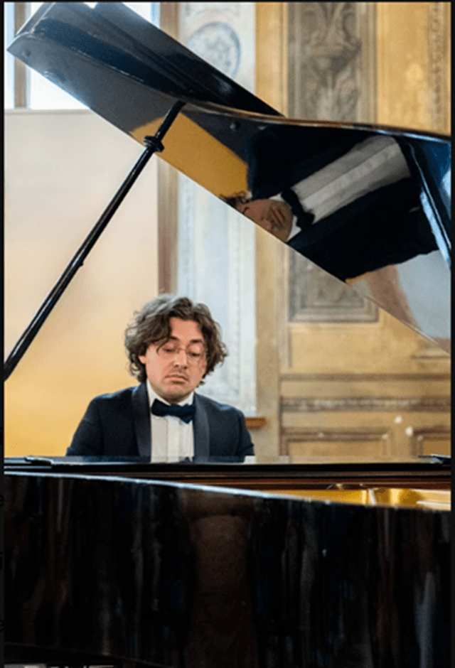Vincenzo Gambazza, pianista italiano, celebrando un concierto de piano (imagen Vincenzo Gambazza)
