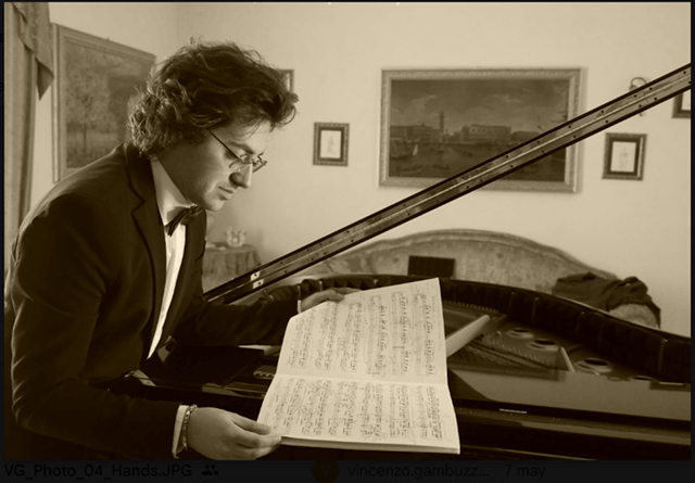 Vincenzo Gambazza, pianista italiano, preparando un concierto de piano (imagen Vincenzo Gambazza)