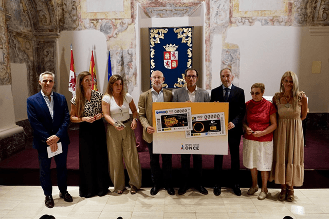 Presentación cupones ONCE difundir eclipse solar en Castilla y León (imagen Junta Castilla y León)