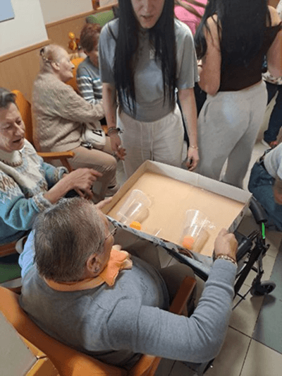 Estudiantes de Educación Social de la UBU con personas mayores (imagen UBU)