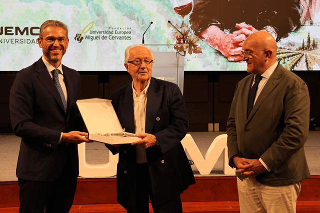 Entrega Premio UEMC 2026 a José Peñín en el Curso de Verano sobre el vino. De izq. a dcha.: Jesús Zarzuela Mateos, José Peñín y Jesús Julio Carnero (imagen UEMC)