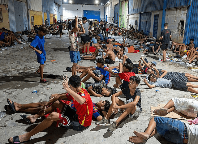 Jovenes inmigrantes procedentes de Marruecos en una calle de Ceuta, España