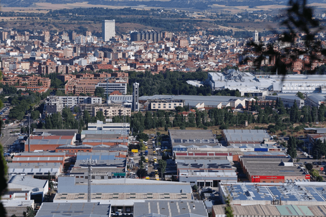 Vista área de la ciudad de Valladolid, desde el Cerro de San Cristóbal, con el polígono industrial del mismo nombre en primer plano (imagen Cámara de Valladolid)
