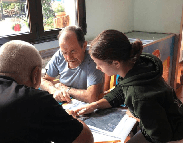 Diana Claro, beca RALBAR de la ULE en Peranzanes, cartografiando topónimos en Peranzanes, León (imagen ULE)