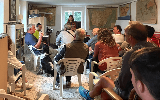 Natalia Herreras realizando su proyecto sobre recuperación de leyendas, historia y patrimonio de su pueblo Otero de Curueño, León (imagen ULE)