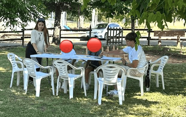 Natalia Herreras realizando su proyecto sobre recuperación de leyendas, historia y patrimonio de su pueblo Otero de Curueño, León (imagen ULE)