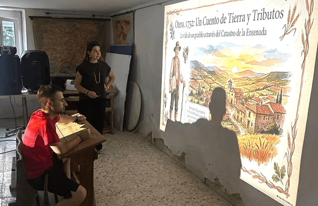 Natalia Herreras realizando su proyecto sobre recuperación de leyendas, historia y patrimonio de su pueblo Otero de Curueño, León (imagen ULE)
