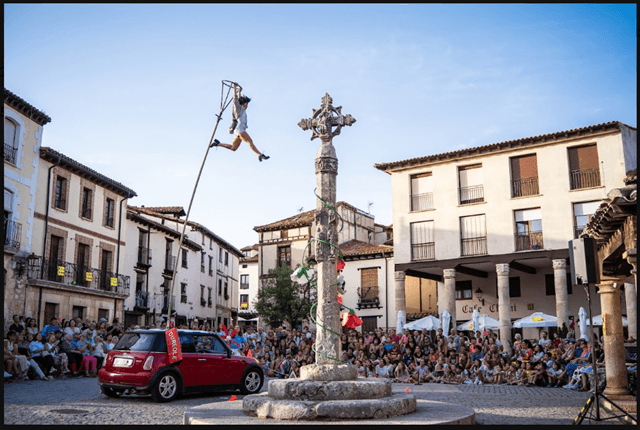 Mujer volando en +FIMUC, Covarrubias, Burgos (imagen +FIMUC)