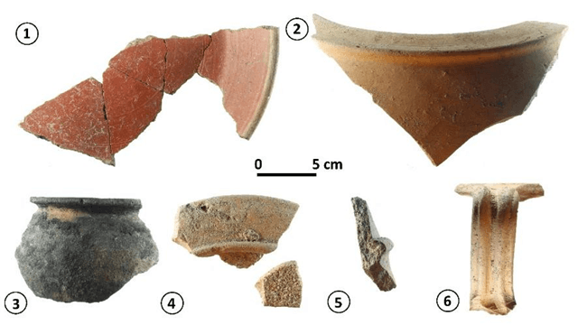 Conjunto de piezas cerámicas procedentes de la cocina romana. 1 Sartén de engobe rojo pompeyano. 2 Dolium. 3 Olla. 4 Mortero. 5 Clibanus u horno portátil. 6 Asa de jarra. Autor JMCG.