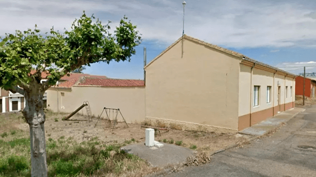 Colegio rural cerrado por falta de alumnos, Acebes del Páramo, León (imagen publicada en ileon.com)