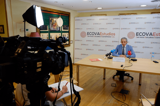 Juan Carlos de Margaria, decano de ECOVA, presentando el estudio del observatorio Economía de Castilla y León ECOVAeSTUDIOS 2º trimestre de 2026 (imagen ECOVA)