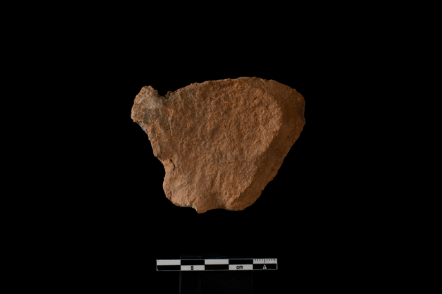 Campaña 2026 yacimientos arqueológicos de Sierra Atapuerca, Ibeas de Juarros, MEH-Fundación Atapuerca, Burgos Lasca de arenisca recuperada en el nivel TP1 del yacimiento de Penal (imagen EIA)