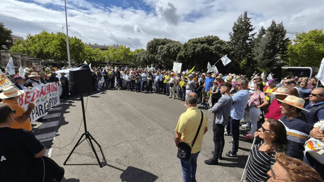Concentración de agricultores convocados por todas las organizaciones agrarias representativas en Castilla y León ante la sede de la Presidencia de la comunidad (imagen organizaciones agrarias)