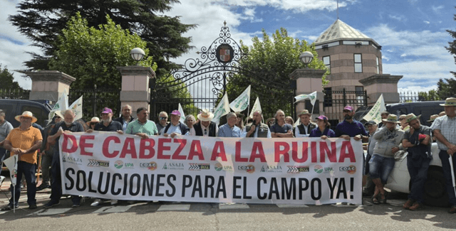 Concentración de agricultores convocados por todas las organizaciones agrarias representativas en Castilla y León ante la sede de la Presidencia de la comunidad (imagen organizaciones agrarias)