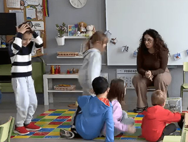 Primer día de clase en un centro educativo rural de Castilla y León con alumnos de distintas edades