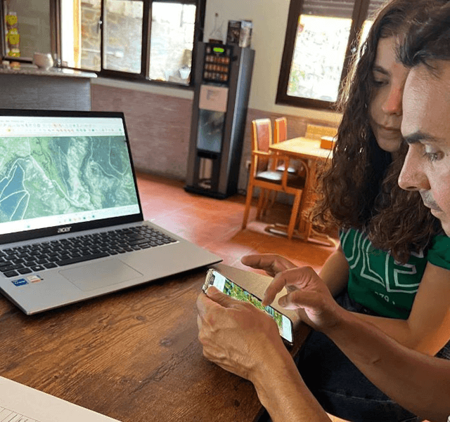 Diana Claro, beca RALBAR de la ULE en Peranzanes, cartografiando topónimos en Peranzanes, León (imagen ULE)