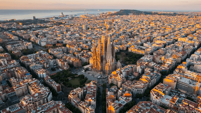 Vista aérea del ensanche Cerdá de Barcelona al amanecer (imagen getty)