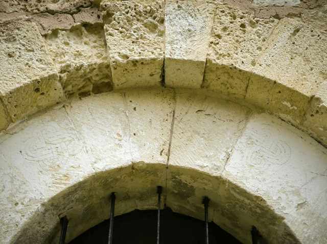 Huellas medievales, descubiertas por la investigadora e historiadora Vanesa Jimeno, de la ULE en San Pedro de Tejada, Burgos (imagen ULE)