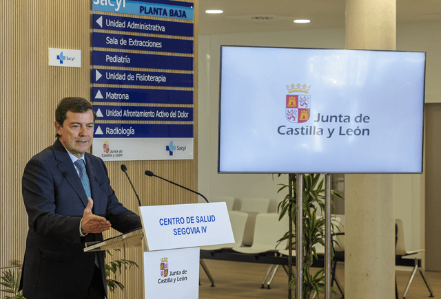 Presidente de Castilla y León, Alfonso Fernández Mañueco, en el Centro de Salud Segovia IV (imagen JCYL)