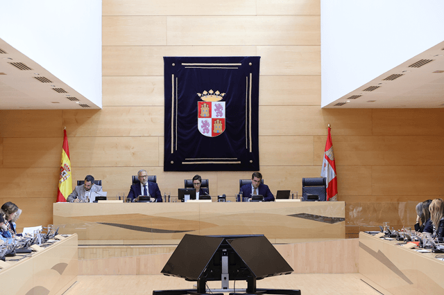 Vicepresidente 1º y consejero de Desregulación, Familia y Ayudas Sociales, Carlos Pollán, presentando el proyecto de ley de presupuesto de su consejería (imagen Cortes de CyL)