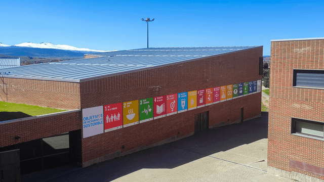 Fachada de la Escuela Politécnica de Ávila con paneles de los Objetivos de Desarrollo Sostenible (ODS) (imagen USAL)