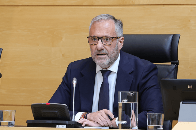 Vicepresidente 1º y consejero de Desregulación, Familia y Ayudas Sociales, Carlos Pollán, presentando el proyecto de ley de presupuesto de su consejería (imagen Cortes de CyL)