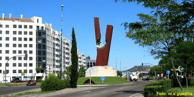 Paseo de Zorrilla, escultura Columna forma de sonido, de Frechilla, alineada al este con el Cerro de San Cristóbal, Valladolid web